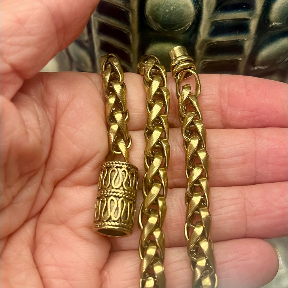 Vintage 17.25" Elegant Gold-tone Necklace w/Beautiful Ornate Magnetic Clasp EUC